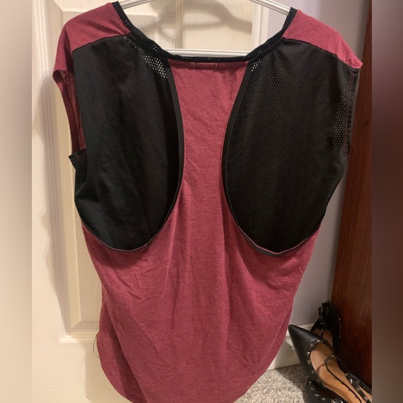 3/$20 Red graphic shirt w/mesh - Picture 3 of 3